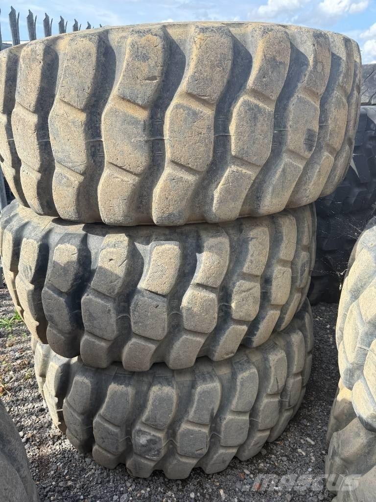 Bridgestone 23.5R25 Banden, wielen en velgen