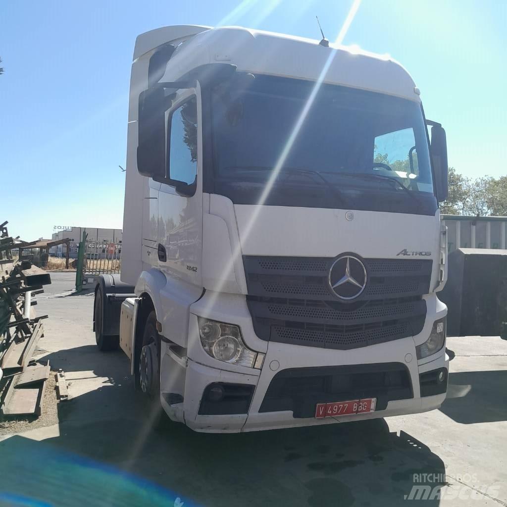 Mercedes-Benz 1842 Trekkers