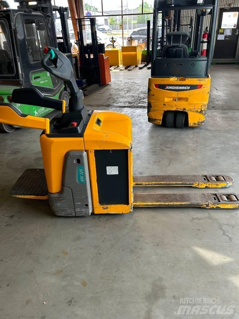 Jungheinrich ERE 225 Orderpicker voor laag niveau