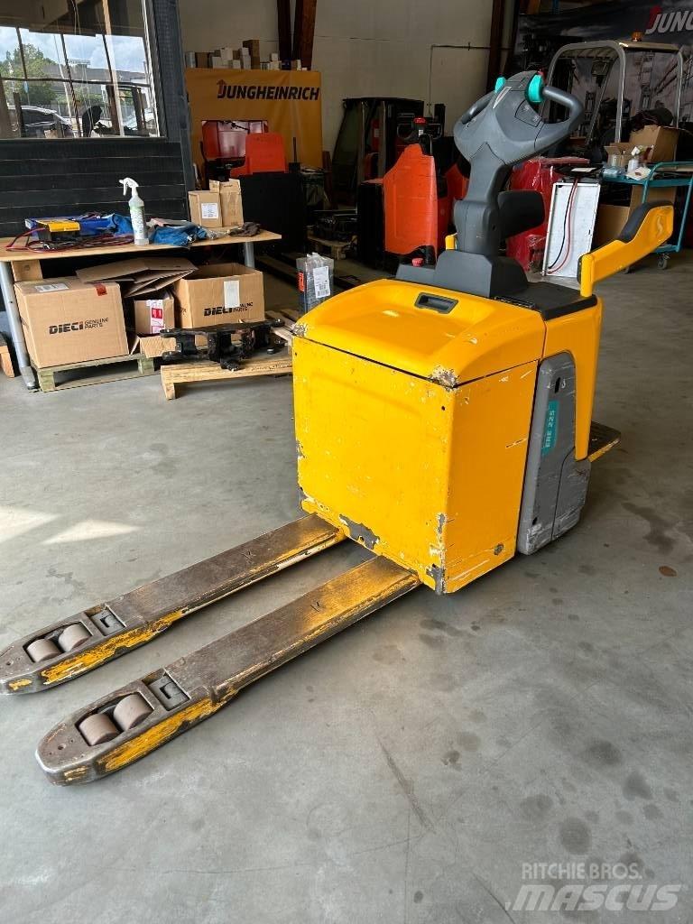 Jungheinrich ERE 225 Orderpicker voor laag niveau