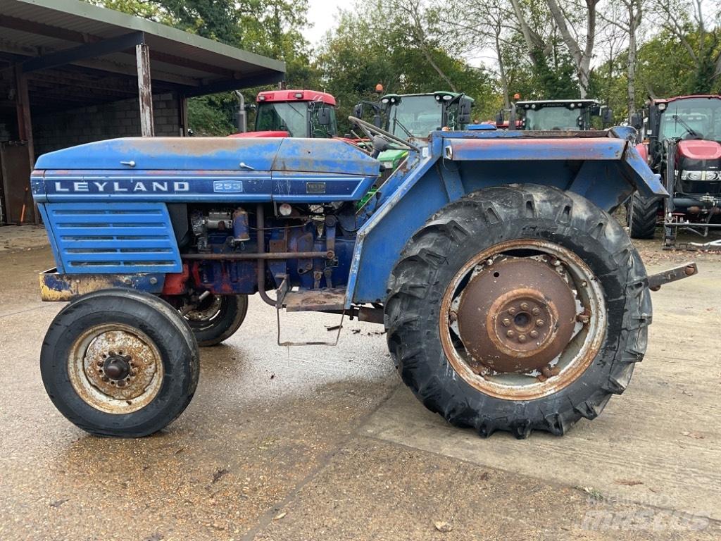 Leyland 253 Tractoren