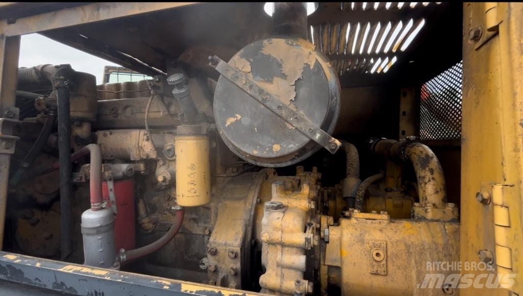 CAT 215 Rupsgraafmachines