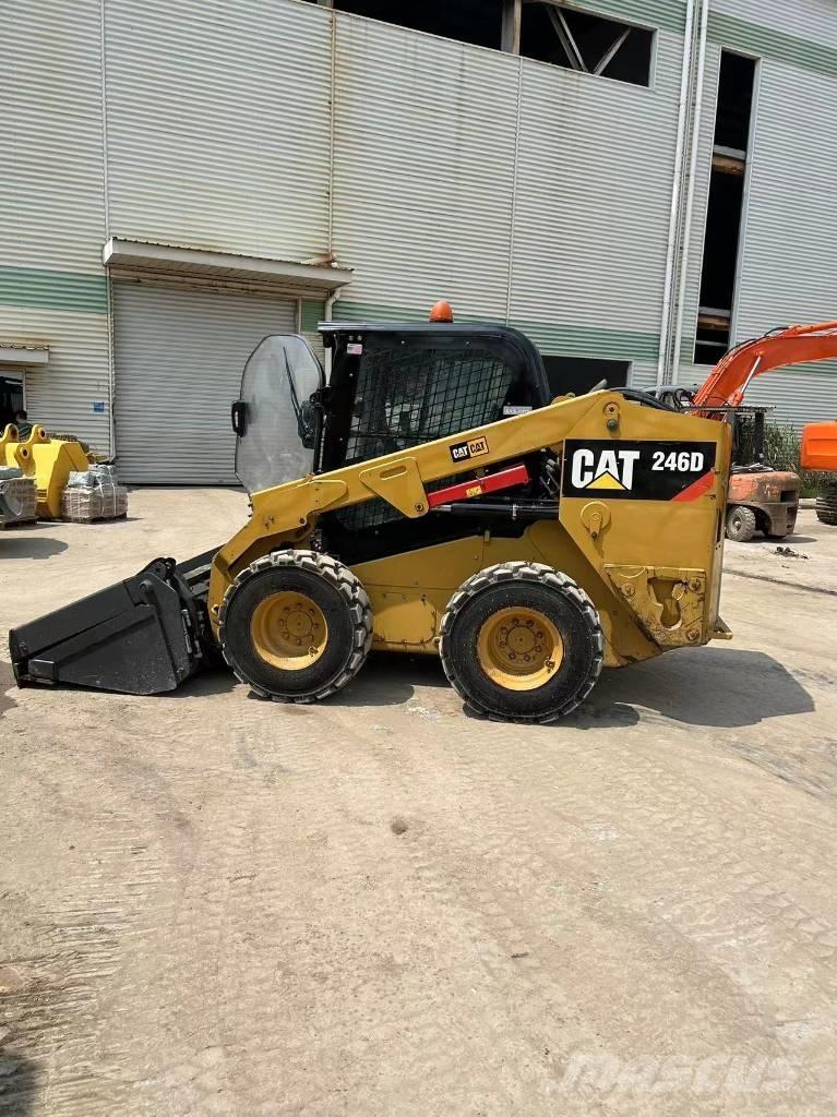 CAT 246 D Schrankladers