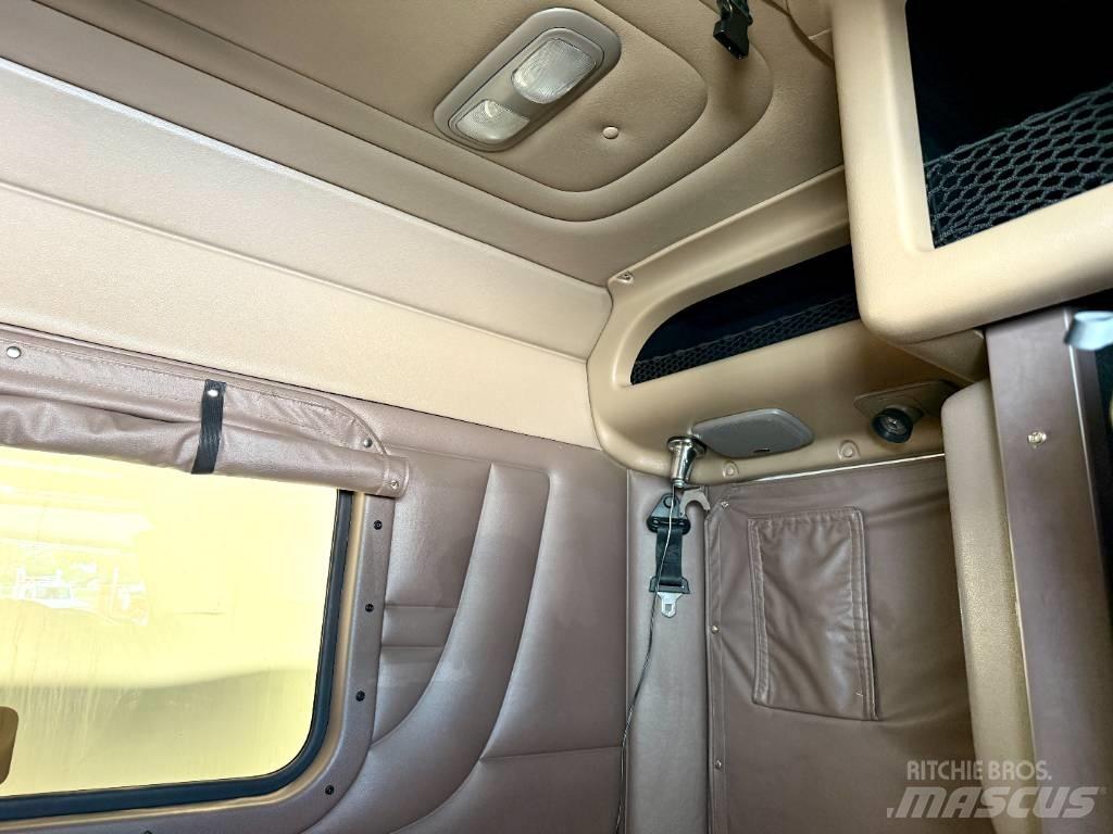 Peterbilt 389 Trekkers