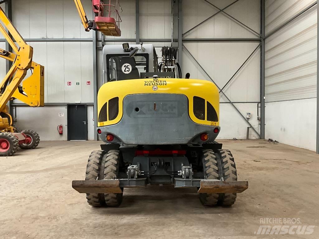 Neuson EW 100 Wielgraafmachines