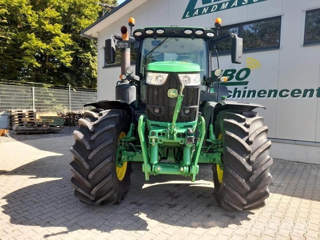 John Deere 6215R Tractoren