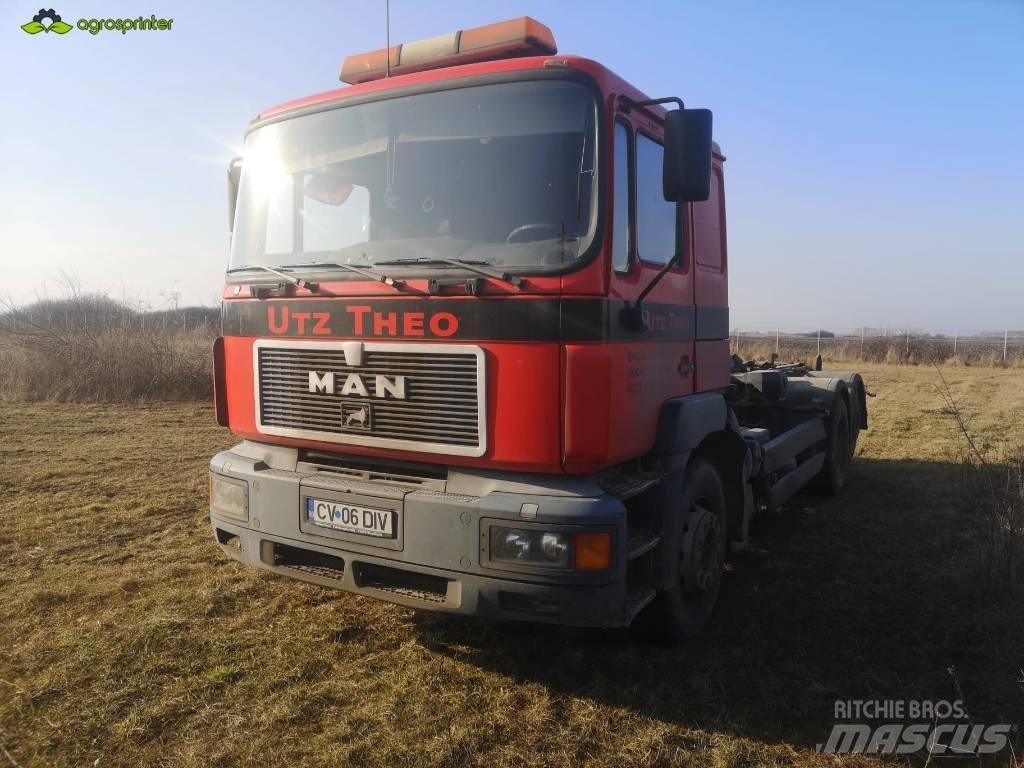 MAN F2001 Vrachtwagen met containersysteem