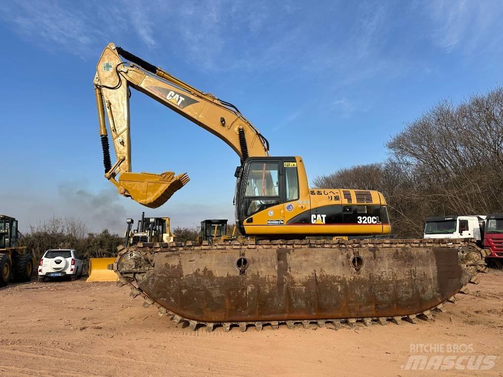 CAT 320 C L Amfibische graafmachines