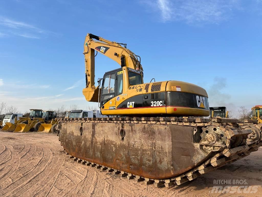CAT 320 C L Amfibische graafmachines