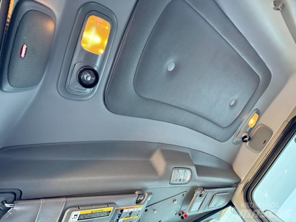 Peterbilt 389 Trekkers