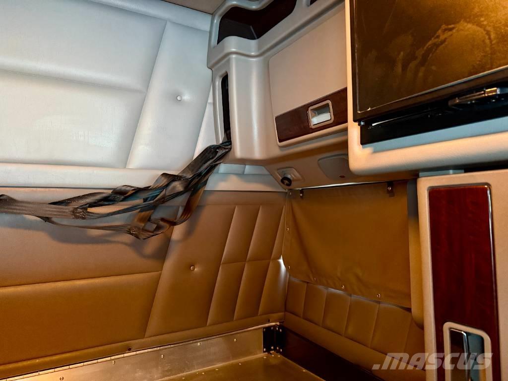 Peterbilt 389 Trekkers