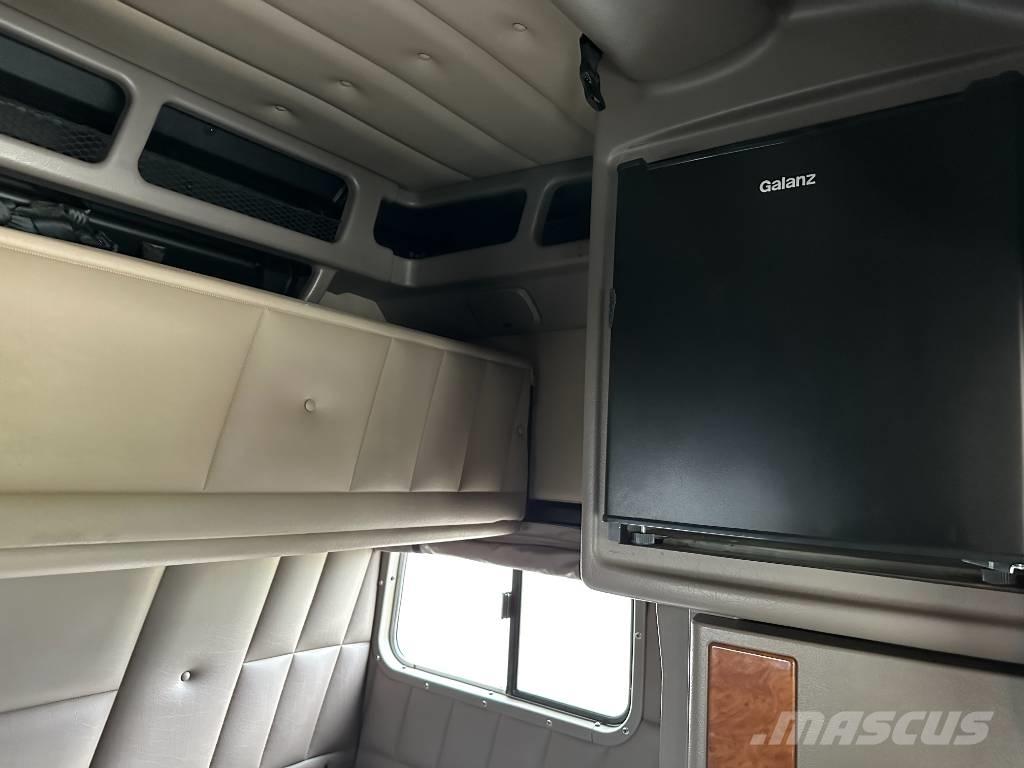 Peterbilt 389 Trekkers
