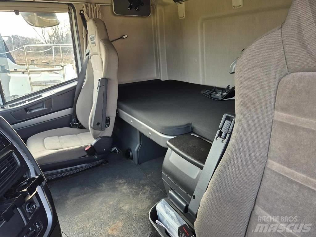 Iveco Stralis 420 Vrachtwagen met vlakke laadvloer en lier