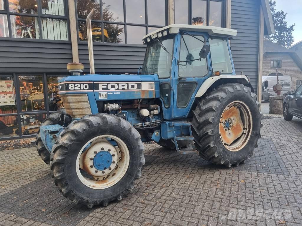 Ford 8210 Tractoren