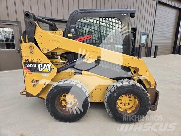 CAT 242D Schrankladers