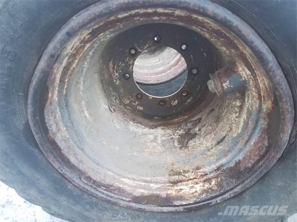 Valmet 828 20x22,5 Banden, wielen en velgen