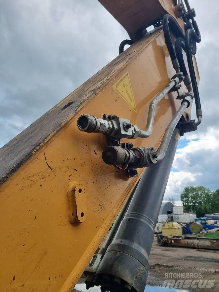Liebherr R 922 Rupsgraafmachines