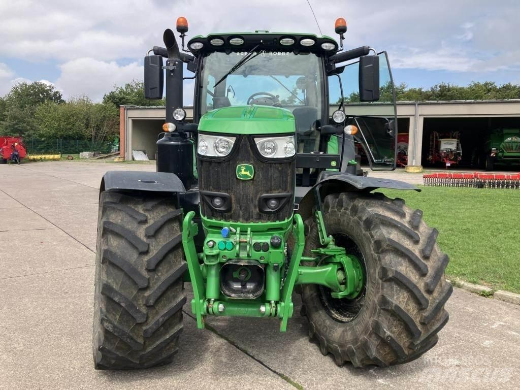 John Deere 6215R Tractoren