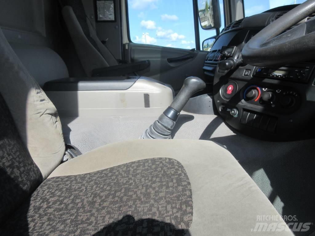DAF 65CF300 Vlakke laadvloer met kraan