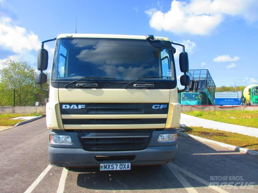DAF 65CF300 Vlakke laadvloer met kraan