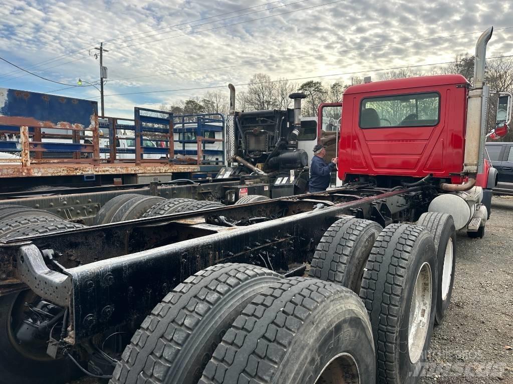 Mack CV 713 Containertrucks met kabelsysteem