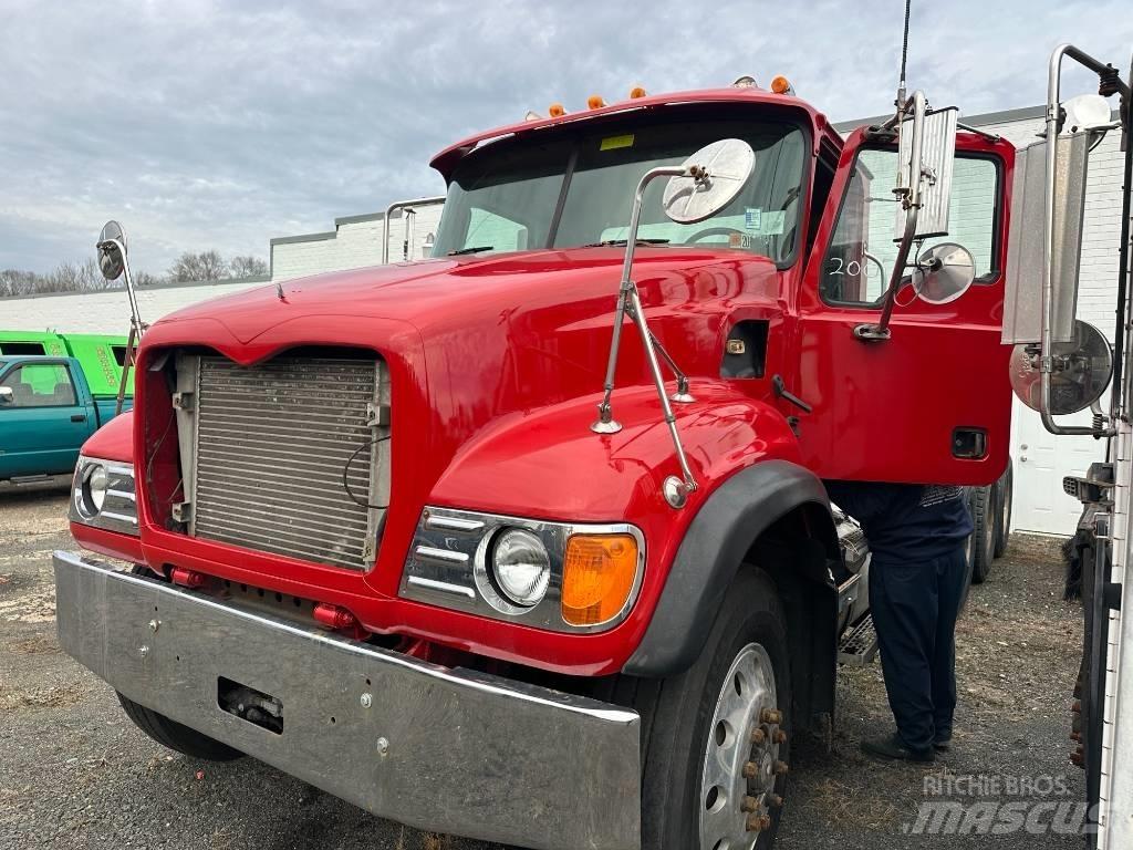 Mack CV 713 Containertrucks met kabelsysteem