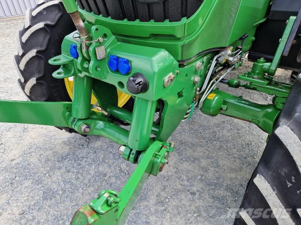 John Deere 6115 R Tractoren