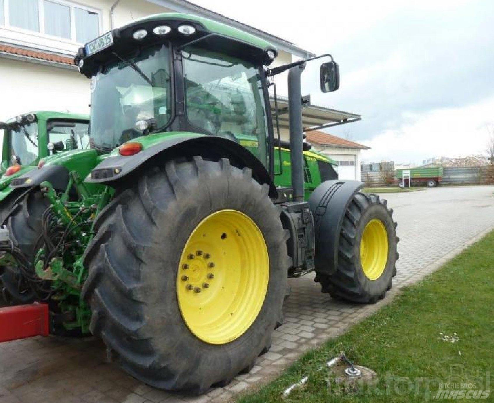 John Deere 7230R Tractoren