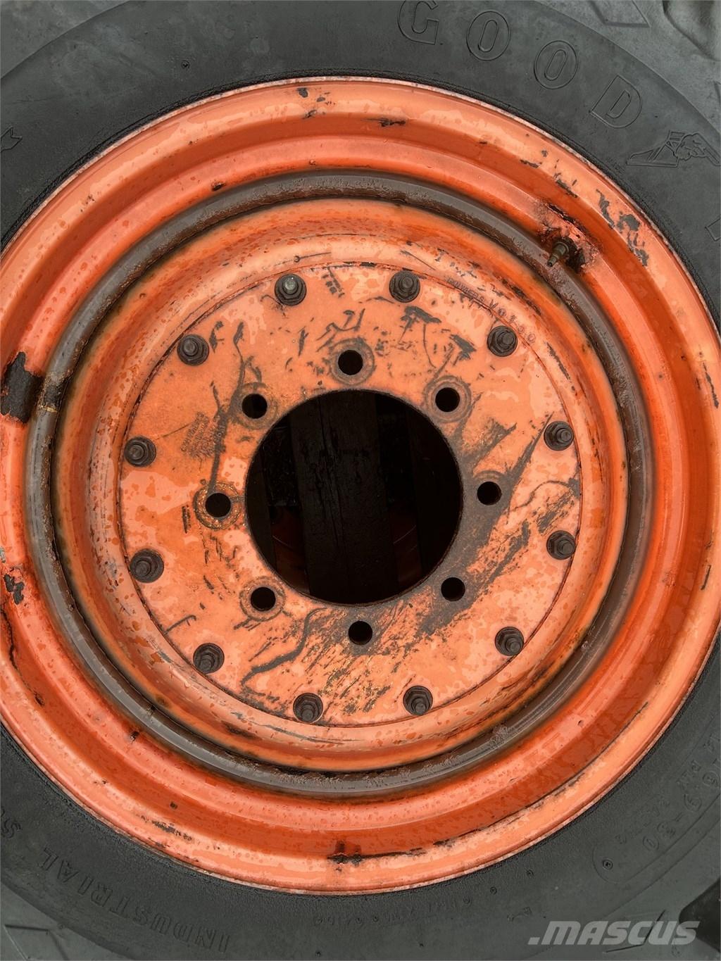 Goodyear 16,9-30 Banden, wielen en velgen