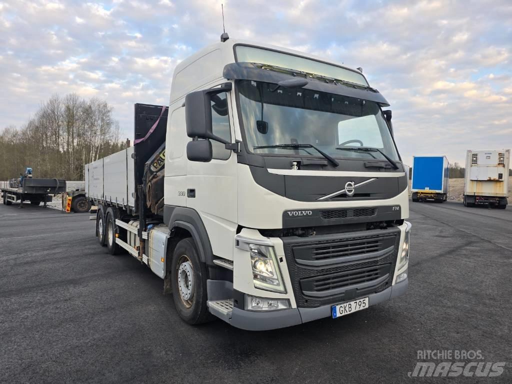 Volvo FM 330 Vlakke laadvloer met kraan
