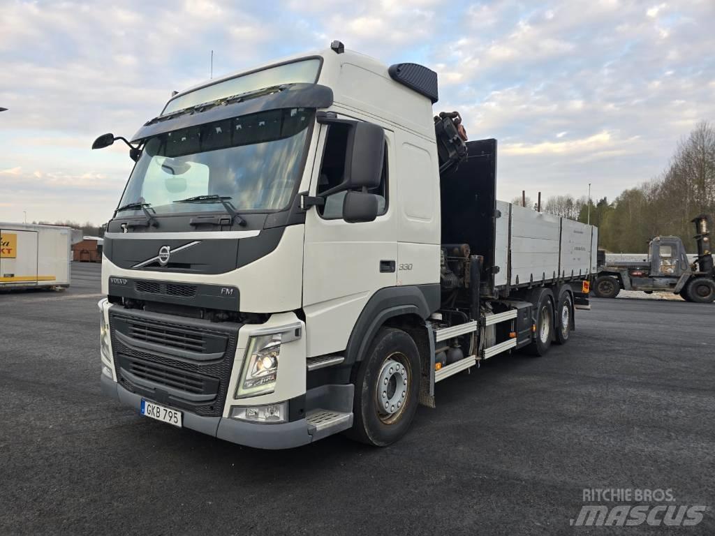 Volvo FM 330 Vlakke laadvloer met kraan
