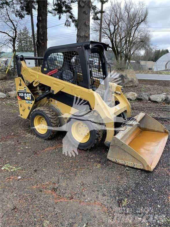 CAT 242D Schrankladers