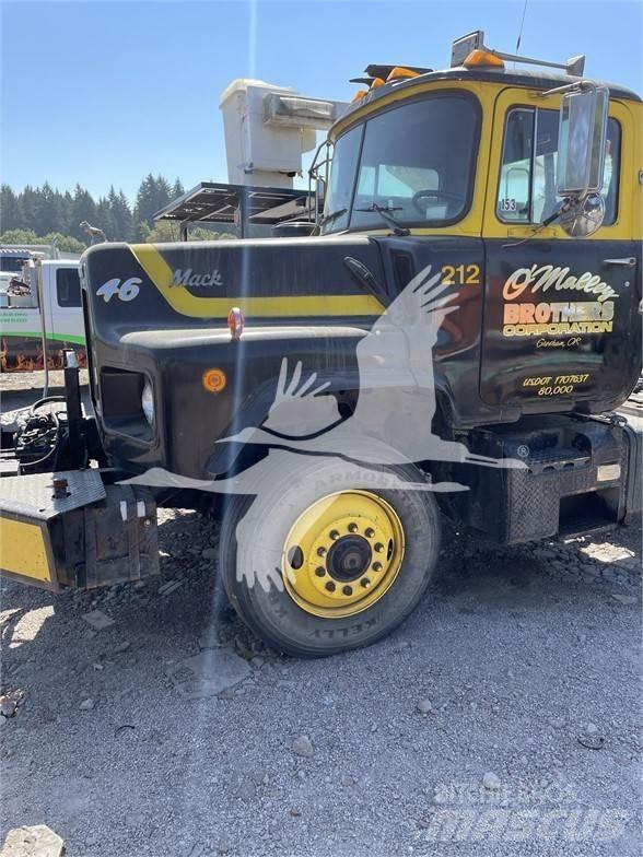 Mack DM688S Trekkers