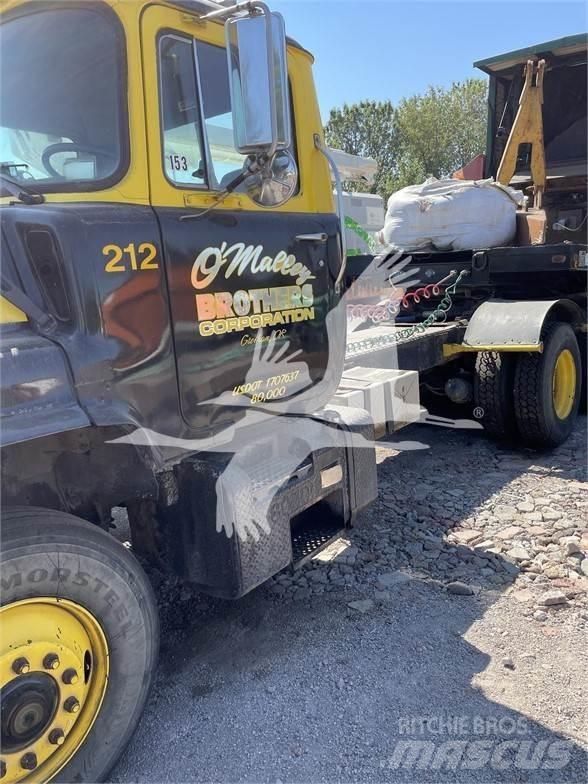 Mack DM688S Trekkers