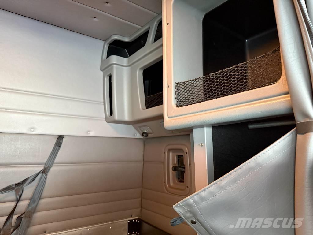 Peterbilt 389 Trekkers