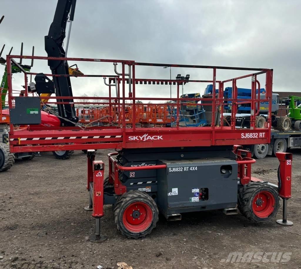 SkyJack SJ 6832 RT Schaarhoogwerkers