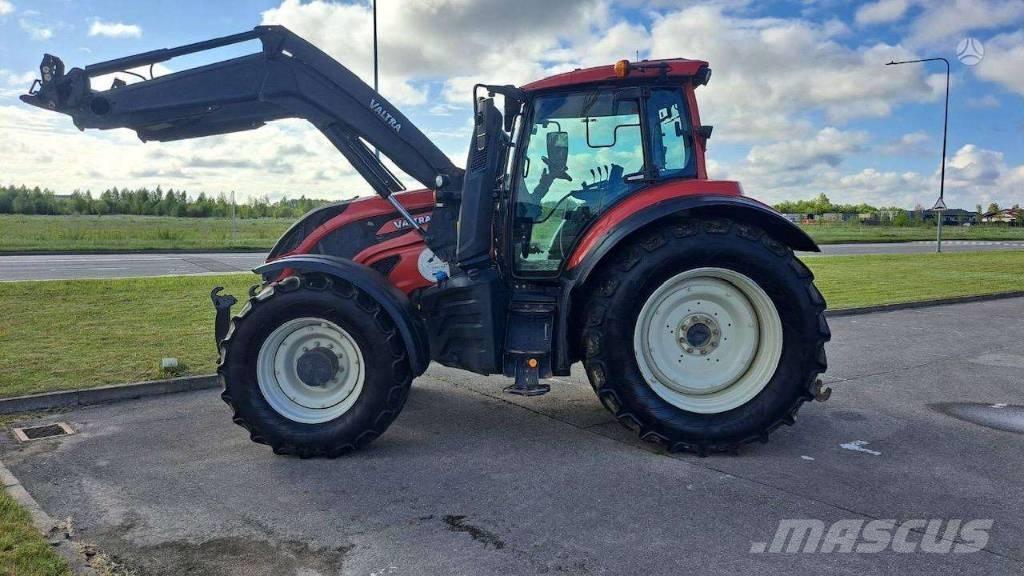 Valtra T 214 Tractoren