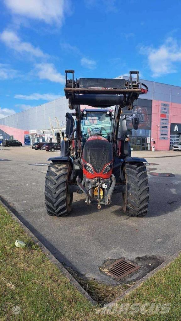 Valtra T 214 Tractoren