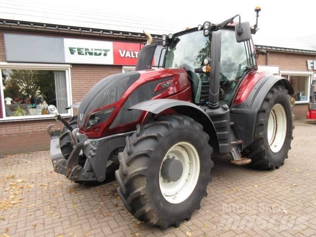 Valtra T154 VERSU Tractoren