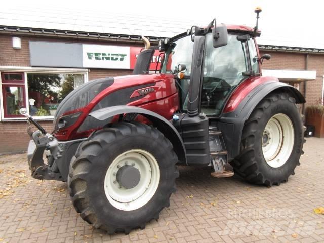 Valtra T154 VERSU Tractoren