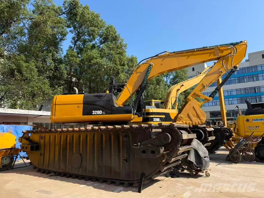 CAT 320 D2 Amfibische graafmachines