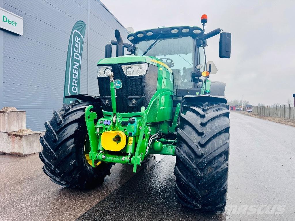 John Deere 6215 R Tractoren