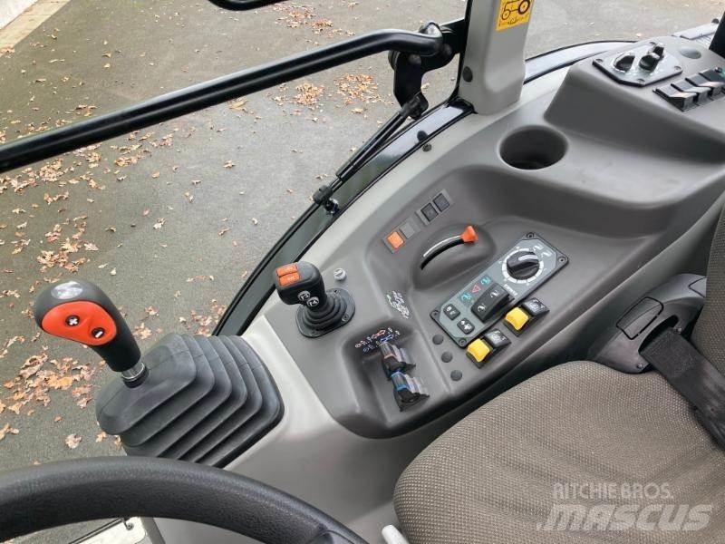 CLAAS NEXOS 240 M Tractoren