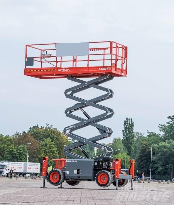 SkyJack 6832RTE Schaarhoogwerkers