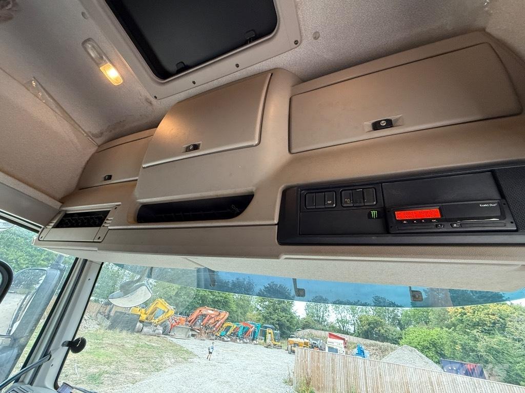 DAF CF 460 Vrachtwagen met vlakke laadvloer en lier
