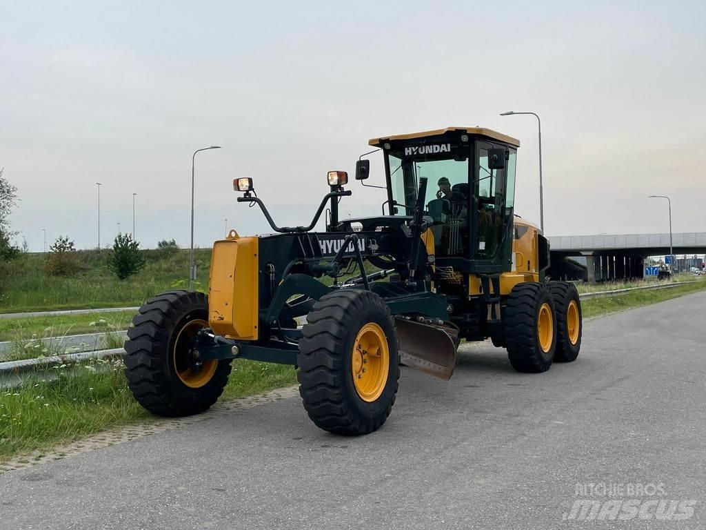 Hyundai HG130 Graders