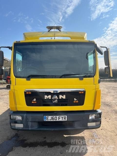 MAN 7.150 Vrachtwagen met vlakke laadvloer en lier