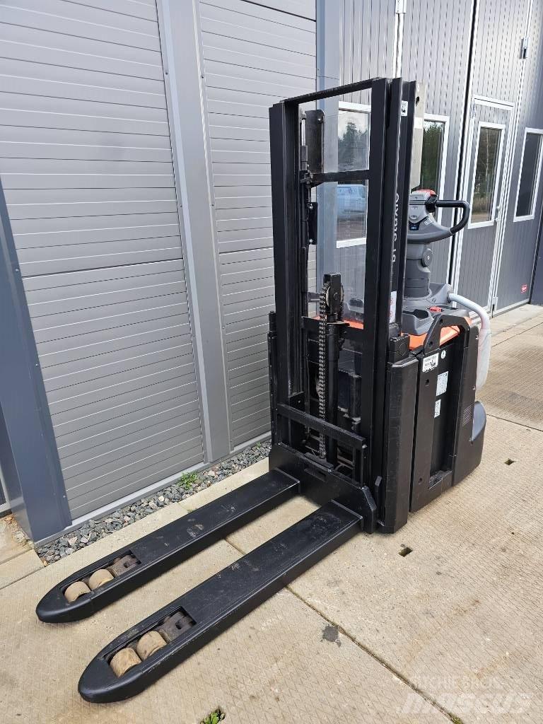 BT SPE 200 D 2500mm Stapelaar meeloop