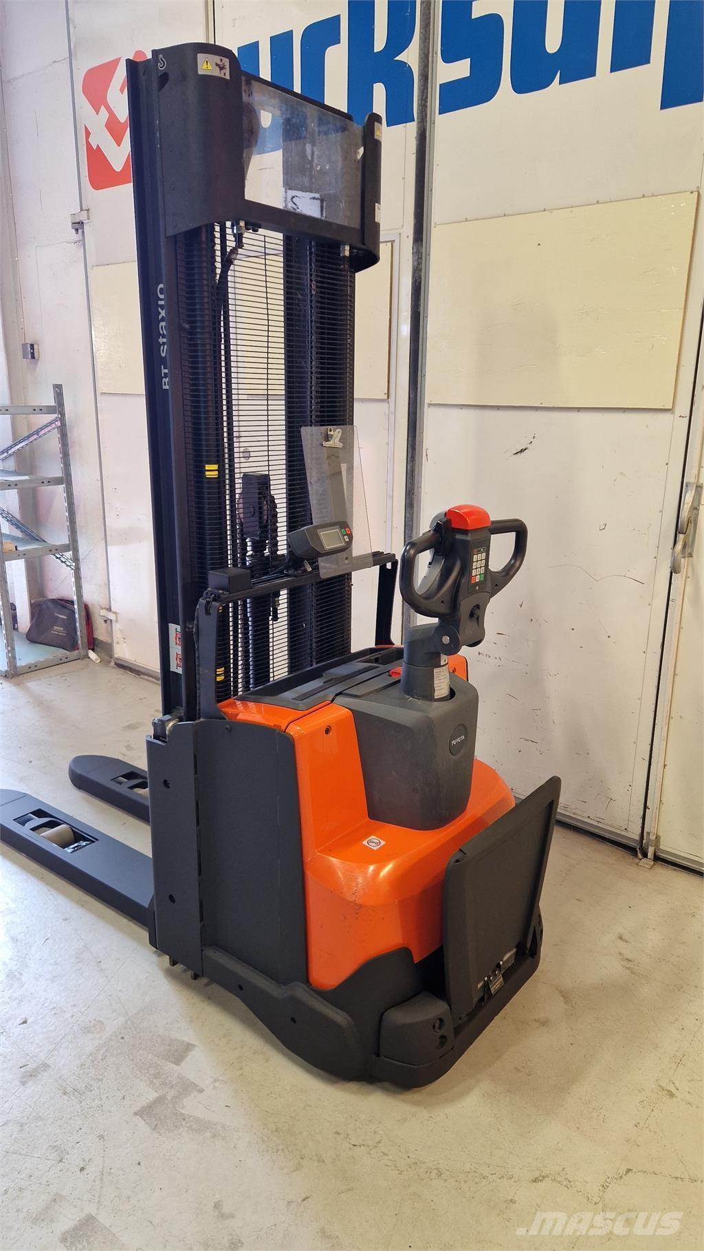 Toyota SWE140L Zelfrijdende stapelaars