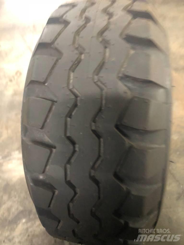  Cheng Shin 18x7-8 Banden, wielen en velgen